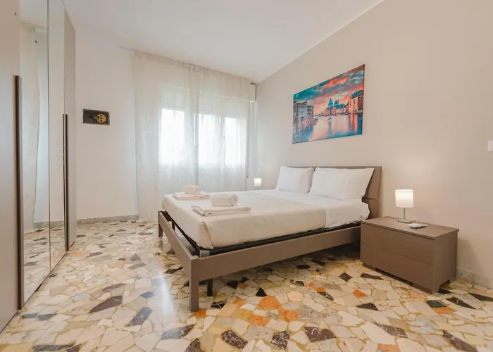 Elisa Flat - 15 Min From Venice & Wi-fi شقة *