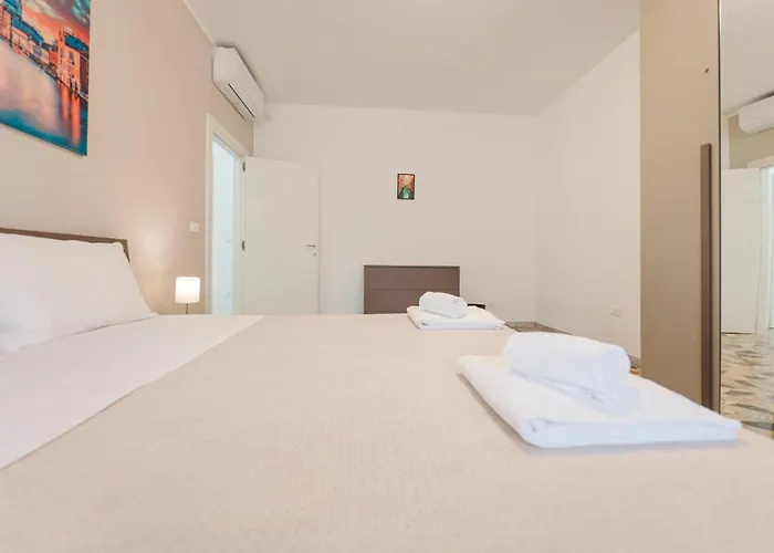 Elisa Flat - 15 Min From Venice & Wi-fi דירה מרגרה